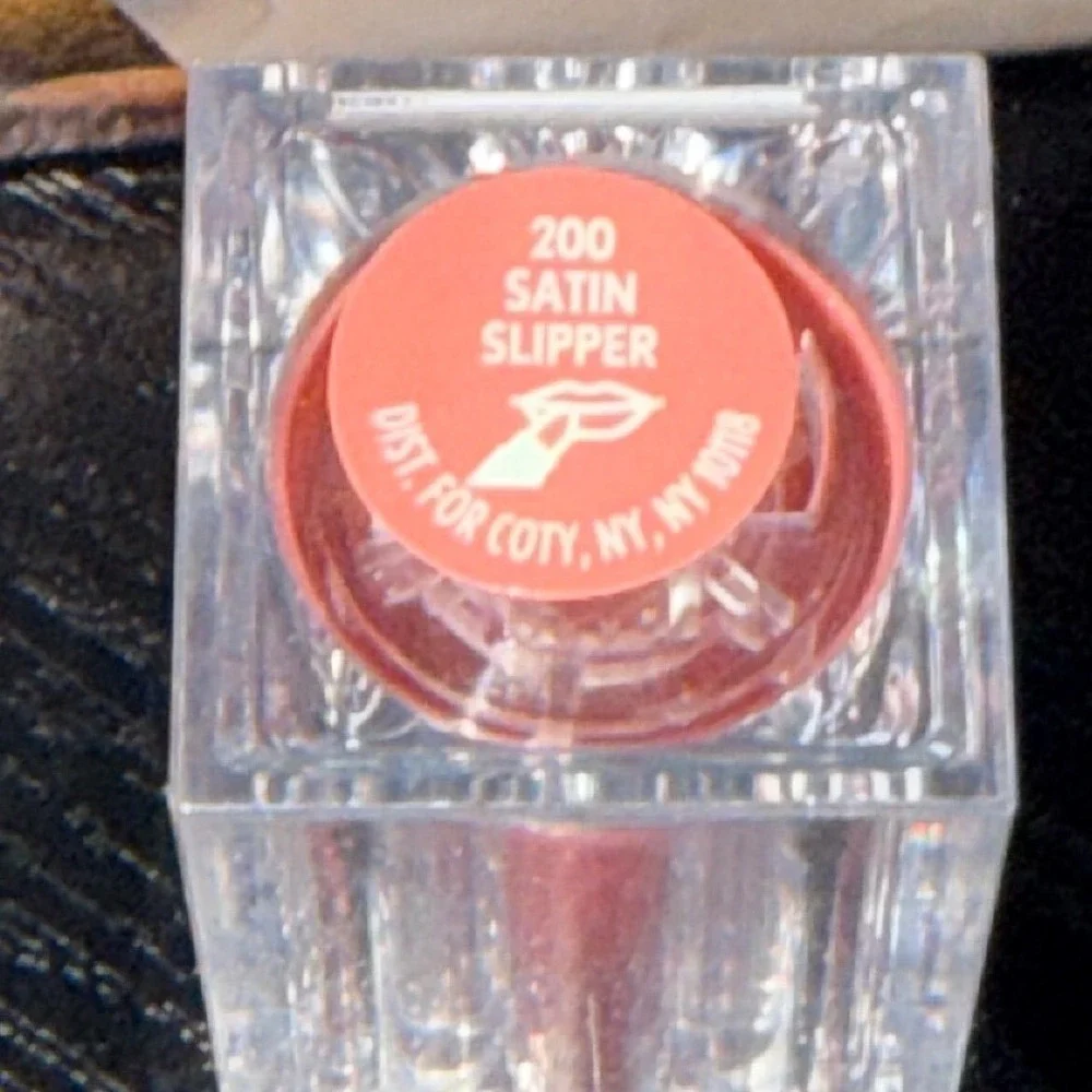 Covergirl Exhibitionist Lipstick 200 Satin Slipper Pink Coral Cream 0.12oz NEW
